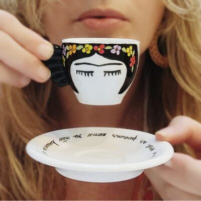 Xícara com Pires – Frida – Porcelana – “Dê Valor Ao Que Não Tem Preço” – Café Expresso