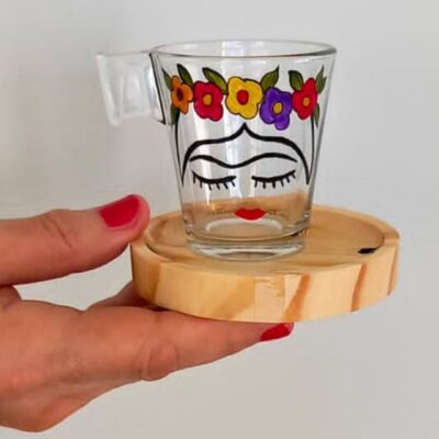 Xícara Frida com Pires em Madeira – 80ml – “Dá o Passo Que Deus Dá o Chão”