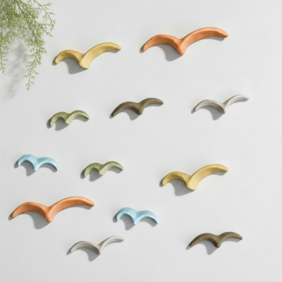 Composição de gaivotas de cerâmica coloridas para pendurar na parede