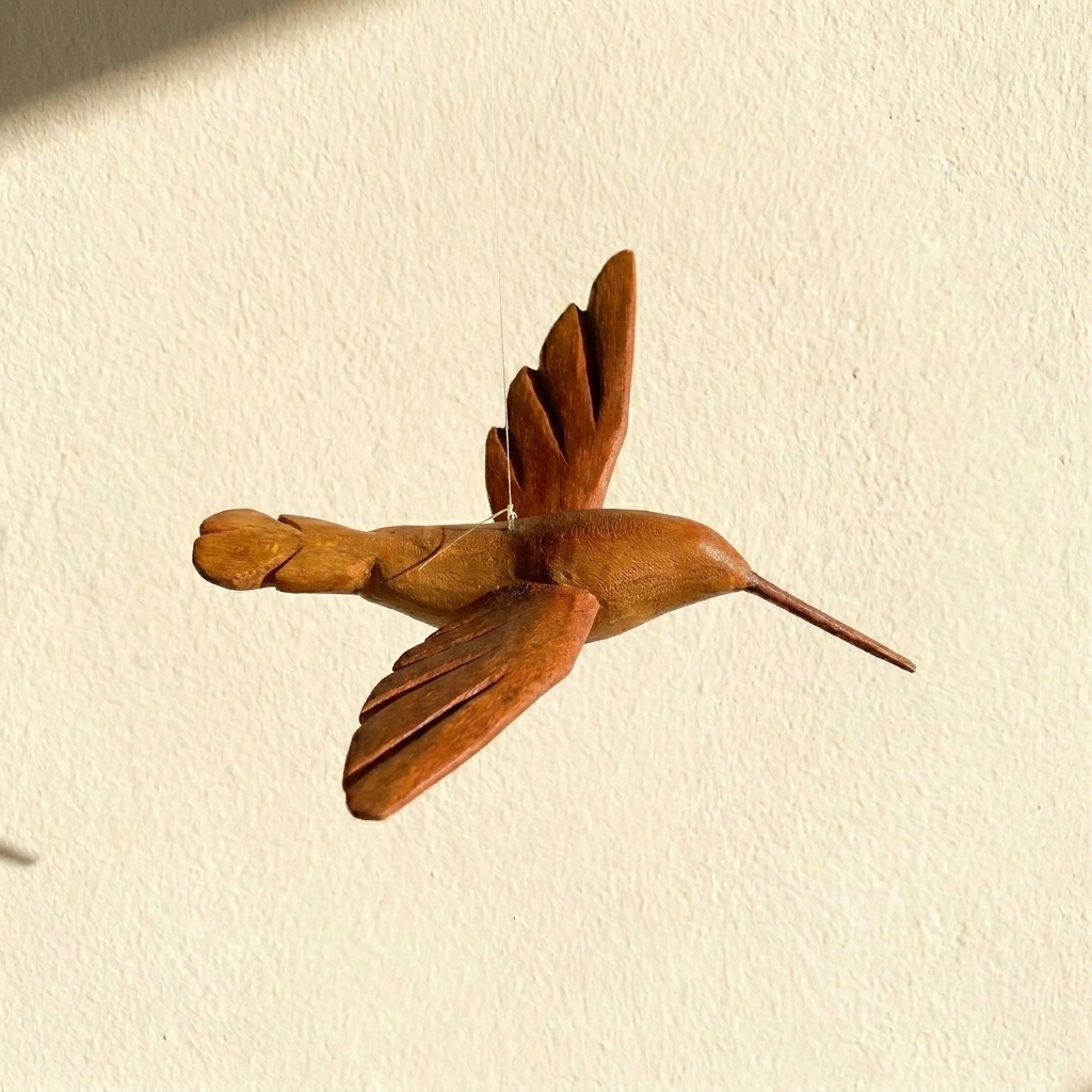 Pêndulo Beija-Flor Asas Abertas - em Madeira - Imagem 3